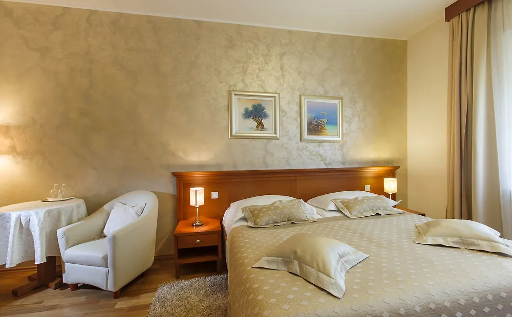 לינה וארוחת בוקר ספליט Royal Suites